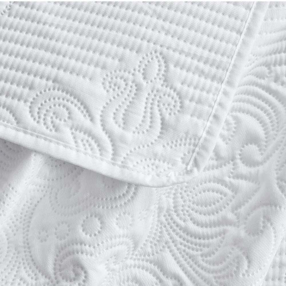 EHEYCIGA White Lightweight Queen Quilt Set – 3 Piece – NWT